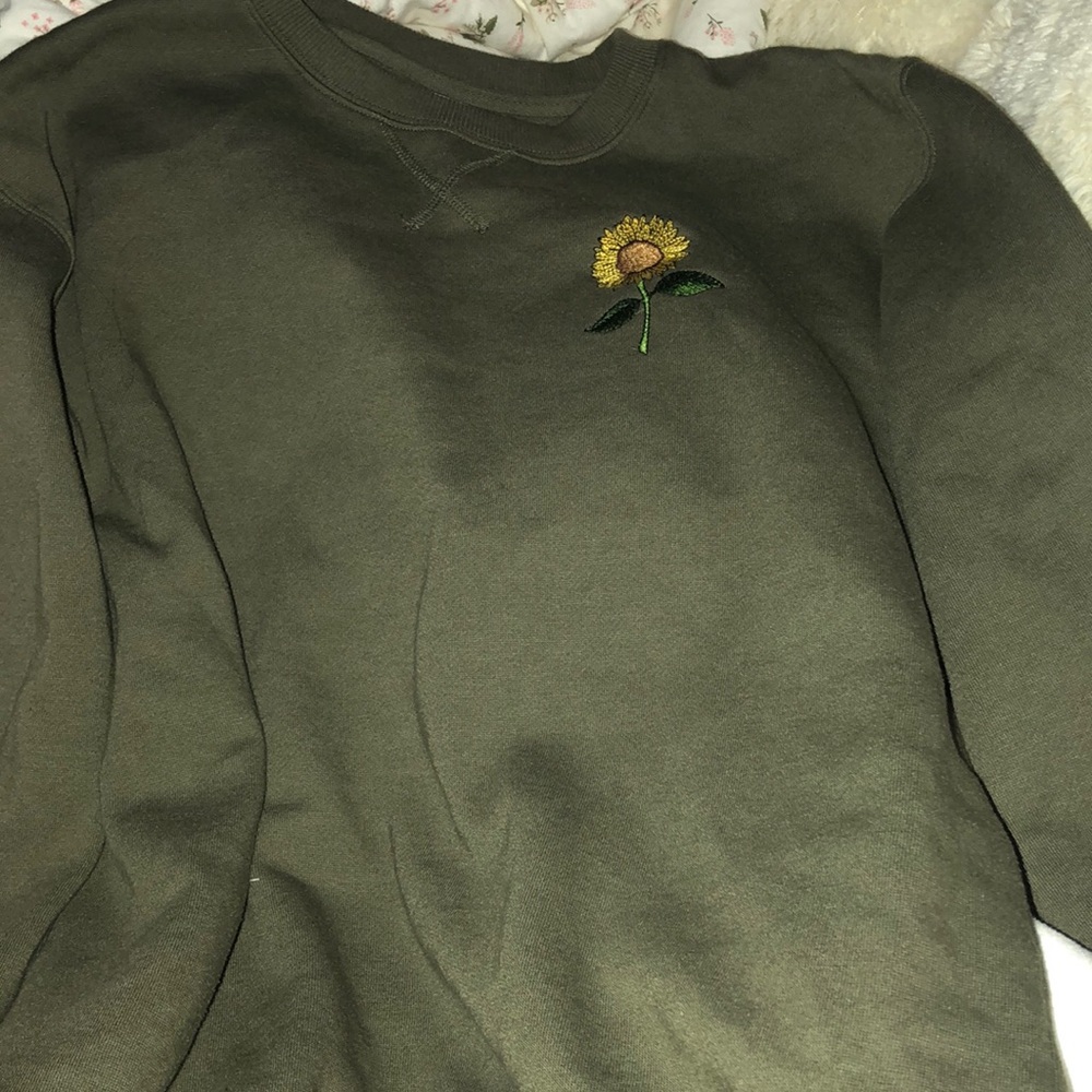 This is an army green boyfriend crewneck. Size medium, great condition!:)